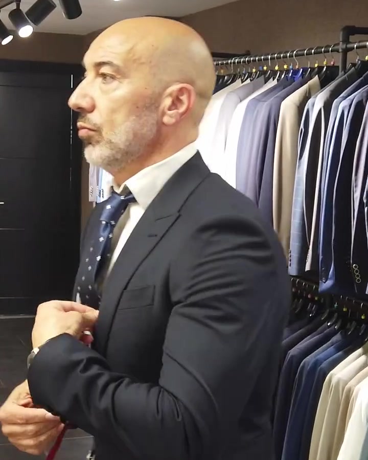 Hombre vestido con chaqué de ceremonia en Azzurro